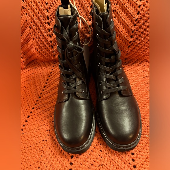 Ladies Cushionaire Didi Lace Up Boots,Size 81/2runs a little small,new with tags - Picture 1 of 9
